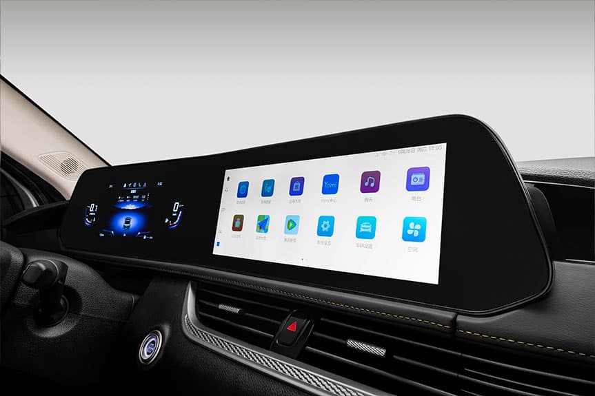 Pantalla panorámica digital en el tablero de un coche con aplicaciones y panel de instrumentos.