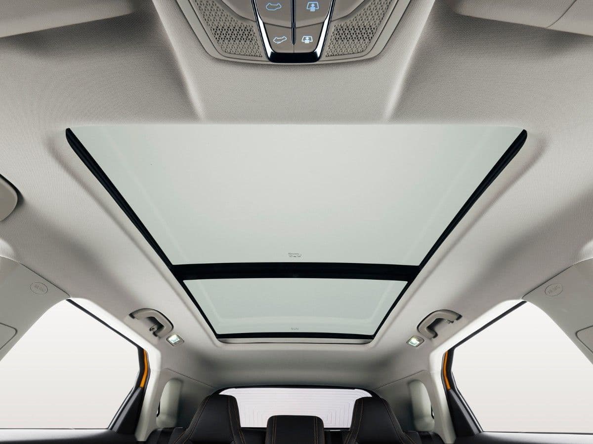 Techo solar panorámico dividido en dos secciones visto desde el interior de un automóvil moderno.